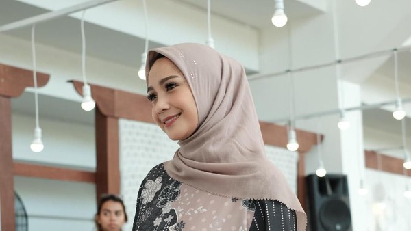 Bikin Adem, Nagita Slavina Tampil Pakai Hijab Sederhana di Fashion Show