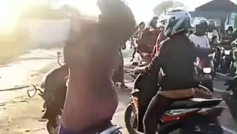 Nekat Terobos Sampai Palang Kereta Api Rusak? Ada Dendanya Lho... Nekat Terobos Sampai Palang Kereta Api Rusak? Ada Dendanya Lho...