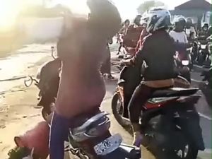 Viral Emak-emak Nekat Terobos Tapi Nyangkut di Palang Perlintasan KA