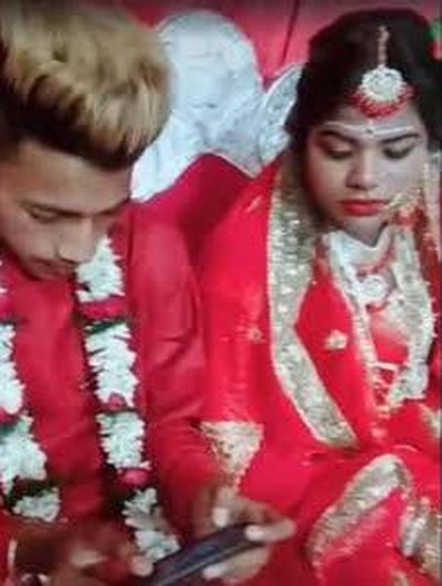 Pengantin pria main game di pelaminan. Foto: Dok. YouTube Pengantin pria main game di pelaminan. Foto: Dok. YouTube