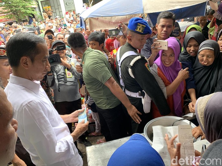 Sebelum Temui AHY di Istana, Jokowi Sempat Belanja Bandeng di Karanganyar Sebelum Temui AHY di Istana, Jokowi Sempat Belanja Bandeng di Karanganyar
