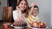 Terlihat sangat enak. Jeli dengan paduan rasa cokelat dan buah-buahan terlihat enak dinikmati dessert. Foto: Instagram@tya_ariestya