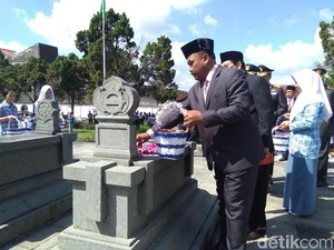 Sejumlah Tokoh di Yogya Ramai-ramai Ziarah ke Makam Ki Hajar Dewantara