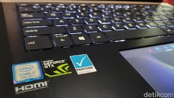 Soal jeroan, perangkat ini menggunakan prosesor Intel Core i7 yang dipadukan dengan chipset grafis NVIDIA GeForce GTX1050 Max-Q. (Foto: detikINET/Muhamad Imron Rosyadi)