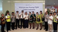 Kapten Agus Setiono bersama Kapten Teguh Kristiono dan sejumlah awak kabin pesawat Citilink berfoto bersama usai berhasil mendarat dengan mulus di runway Bandara Yogyakarta International Airport (YIA).