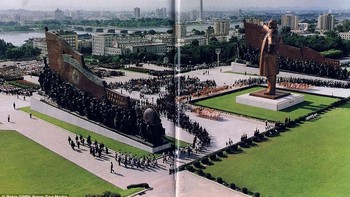 Patung raksasa Kim Jong-Il di tengah kota Pyongyang sejak dulu juga jadi lokasi wisata andalan. (Foto: Retro DPRK/News Dog Media)
