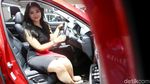 Senyum Menggoda Sang Dara di Mazda Merah