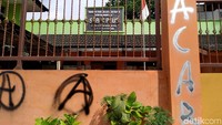 Salah satu bangunan yang menjadi target aksi vandalisme itu adalah SLB C Plus di Jalan Singa Perbangsa, Kota Bandung.