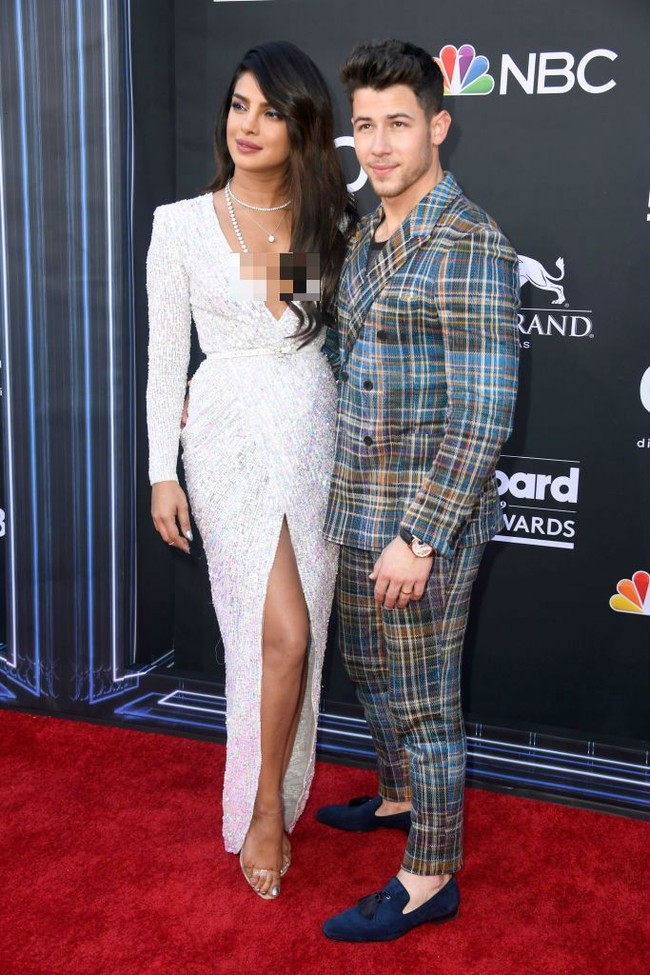 Inilah penampilan Priyanka Chopra saat menemani Nick Jonas berpose di karpet merah Billboard Music Awards, Rabu (1/5/2019). Priyanka memakai gaun berkilauan dengan potongan belahan dada rendah dan paha yang tinggi. Foto: Dok. Getty Images, Instagram