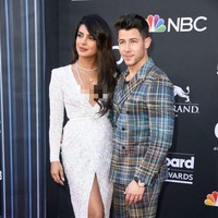 Inilah penampilan Priyanka Chopra saat menemani Nick Jonas berpose di karpet merah Billboard Music Awards, Rabu (1/5/2019). Priyanka memakai gaun berkilauan dengan potongan belahan dada rendah dan paha yang tinggi. Foto: Dok. Getty Images, Instagram