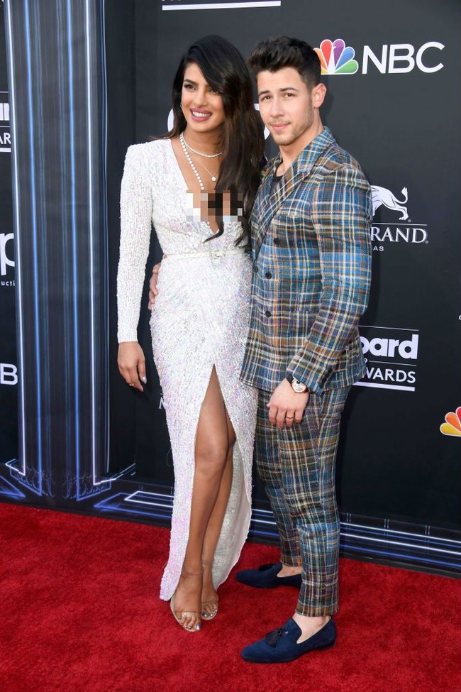 Yang juga menarik perhatian dari gaya Priyanka Chopra di Billboard Music Awards 2019 adalah alas kakinya. Seperti dikutip Vogue, Priyanka bergaya sesuai tren naked shoe atau seperti tidak memakai sepatu. Dan alas kaki pilihannya adalah high heels nude dari brand Yeezy rancangan Kanye West. Foto: Dok. Getty Images, Instagram