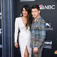 Yang juga menarik perhatian dari gaya Priyanka Chopra di Billboard Music Awards 2019 adalah alas kakinya. Seperti dikutip Vogue, Priyanka bergaya sesuai tren naked shoe atau seperti tidak memakai sepatu. Dan alas kaki pilihannya adalah high heels nude dari brand Yeezy rancangan Kanye West. Foto: Dok. Getty Images, Instagram