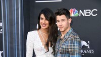 Nick Jonas dua kali jadi korban hoax meninggal dunia pada 2009, yang kala itu dikabarkan serangan jantung karena diabetes. Foto: Dok. Getty Images, Instagram