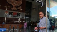 Usai diperiksa KPK, Bupati Temanggung M. Al Khadziq tak banyak berbicara saat bertemu awak media.
