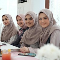 Vebby Palwinta juga ikut meramaikan panggung Annual Show Vanilla Hijab 2019. Kompak dengan deretan artis lainnya, ia memakai dress dan hijab bernuansa ungu. Foto: Muhammad Abduh/Wolipop