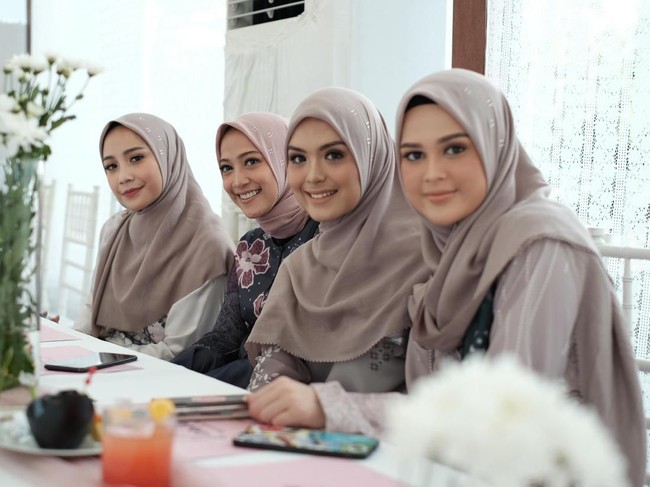 Vebby Palwinta juga ikut meramaikan panggung Annual Show Vanilla Hijab 2019. Kompak dengan deretan artis lainnya, ia memakai dress dan hijab bernuansa ungu. Foto: Muhammad Abduh/Wolipop