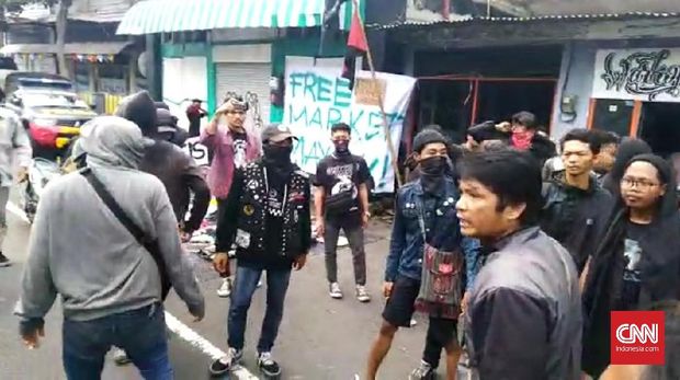 Hari Buruh Surabaya Diwarnai Ricuh Massa Berbaju Hitam