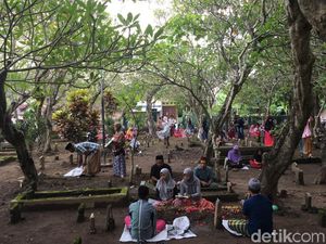 Mengintip Nyekar Berjemaah di Mojokerto Sambut Ramadan