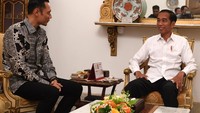 Agus Harimurti Yudhoyono bertemu dengan Presiden Joko Widodo di Istana Merdeka, Jakarta, Kamis (2/5/2019).