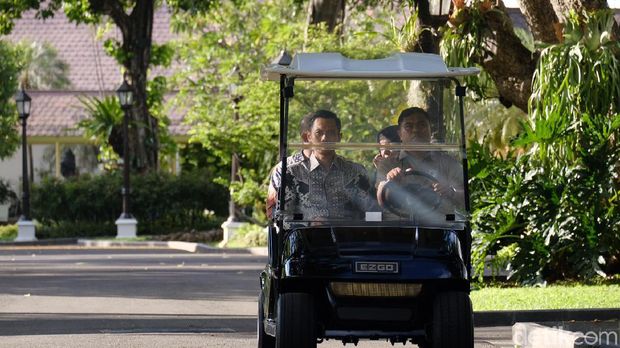 Jokowi Bertemu 4 Mata dengan AHY di Istana Merdeka