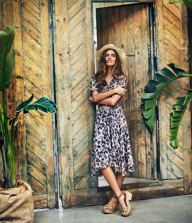 Namun pada akhirnya cerita miring tentang Sara yang dianggap mengganggu konsentrasi Casillas memudar seiring semakin bagusnya permainan tim Spanyol di Piala Dunia 2010. Sara pun mewawancarai Casillas lagi saat Spanyol keluar sebagai juara Piala Dunia. Dan pada saat itu lagi-lagi mereka menjadi sensasi karena saat sesi wawancara masih berlangsung sang kiper tiba-tiba saja mencium Sara. Foto: Dok. Getty Images, Instagram