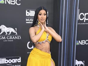 Cardi B Keramas Pakai Air Bawang, Diklaim Bikin Rambut Sehat dan Berkilau