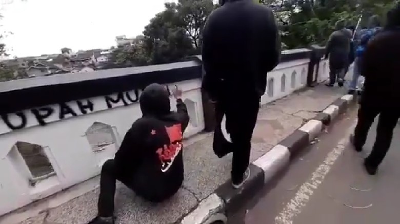 Kelompok Berbaju Hitam-hitam Coret-coret Jembatan di Malang Diburu Polisi Kelompok Berbaju Hitam-hitam Coret-coret Jembatan di Malang Diburu Polisi
