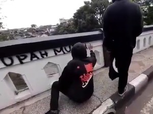 Jembatan Majapahit Malang Jadi Sasaran Coret Kelompok Berbaju Hitam-hitam