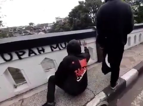 Kelompok hitam-hitam yang melakukan vandalisme/