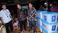 Ketua Bawaslu RI Abhan didampingi anggota Bawaslu Abdul Hafiz meninjau proses pelaporan dana kampanye partai politik hingga calon presiden di Hotel Borobudur, Jakarta, Kamis (2/5/2019).