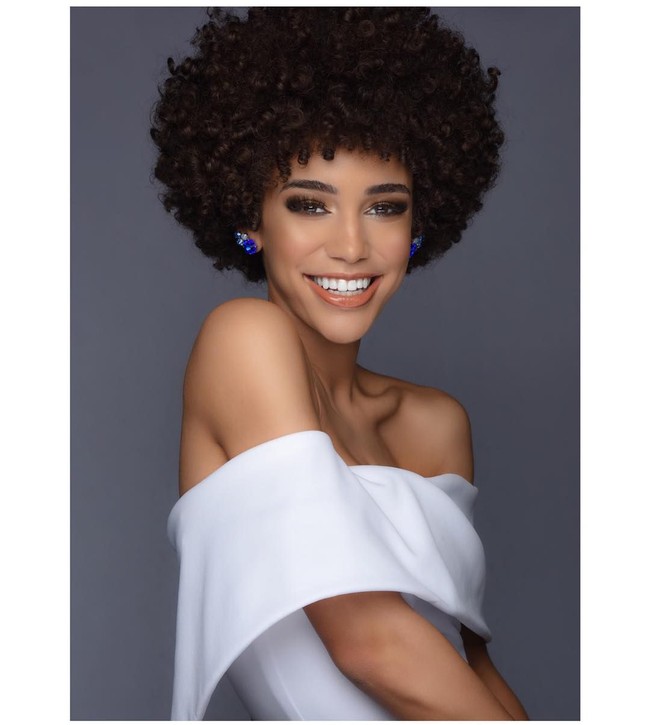 Kaliegh Garris sama sekali tidak menyesal mempertahankan rambut kribonya untuk mengikuti Miss Teen USA meski sebagian orang meremehkannya. Dia merasa rambutnya itulah yang membuatnya jadi dirinya sekarang. Ketika aku anak-anak, aku meragukan apakah memang ini keputusan yang benar. Tapi seiring aku bertambah usia, aku merasa rambutku yang membuatku unik, ujarnya. Foto: Dok. Instagram