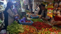 Menurut Teguh Santoso (45) salah seorang pedagang di Pasar Induk Kajen, kenaikan harga bawang putih itu disebabkan stok di distributor yang menipis.