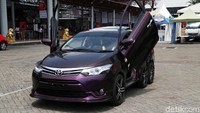 Jangan keliru melihat roda mana yang menggerakkan mobil. Mobil tetap menggunakan penggerak roda depan. Jadi 6 ban di belakang hanya jadi aksesori saja. Proses pembuatan mobil ini dimulai sejak Agustus 2018 lalu. Roni pun dibantu oleh dua orang tukang las dan dua tukang cat selama proses pembuatannya. Gimana, keren kan?