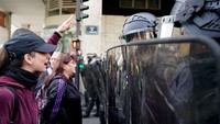 Peringatan Hari Buruh Internasional atau May Day itu dimanfaatkan warga Prancis untuk memprotes kebijakan Presiden Emmanuel Macron.