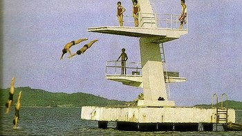 Foto-foto ini diambil sebelum jatuhnya Uni Soviet. Dan kala itu, hanya orang-orang komunis yang diizinkan untuk masuk ke Korea Utara. Para wisatawan pun bisa menikmati fasilitas menikmati berenang di laut. (Foto: Retro DPRK/News Dog Media)