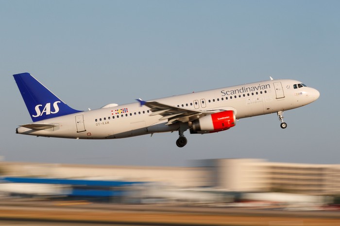 FILE PHOTO: A Scandanavian Airlines, known as SAS, Airbus A320-200 aeroplane takes off from the airport in Palma de Mallorca, Spain, July 29, 2018. REUTERS/Paul Hanna/File Photo