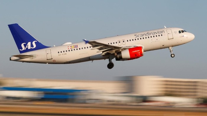 FILE PHOTO: A Scandanavian Airlines, known as SAS, Airbus A320-200 aeroplane takes off from the airport in Palma de Mallorca, Spain, July 29, 2018. REUTERS/Paul Hanna/File Photo