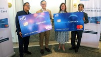 Manfaat tersebut bervariasi mulai dari diskon, poin loyalitas, voucher, dan yang paling popular adalah berupa Cash Back. Saat ini, penerbit kartu kredit Bank dan non-Bank saling berlomba untuk memberikan manfaat berupa cash back. Karena kompetisi yang tinggi, sebagian besar manfaat Cash Back diberikan dengan syarat dan ketentuan yang kompleks seperti terdapat pengeluaran minimum, Cash Back yang dibatasi, masa kadaluwarsa singkat, dan batasan kuota. Foto: dok. Citi Indonesia