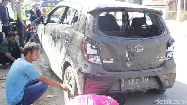 Detik-detik Warga-Polisi Tangkap Begal Bermobil di Bandung Barat