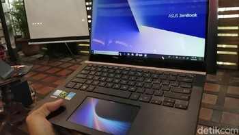 Asus memperkenalkan seri laptop ZenBook Pro anyarnya dalam diri ZenBook Pro 14 UX480 dengan harga Rp 26.999.000. (Foto: detikINET/Muhamad Imron Rosyadi)