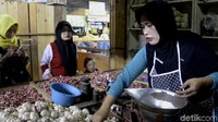 Sejumlah kebutuhan dapur mulai merangkak naik jelang Ramadan. Salah satu bahan dapur yang mengalami kenaikan harga adalah bawang putih.