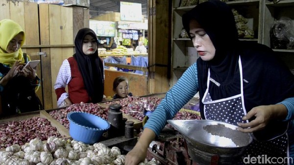 Duh! Harga Bawang Putih Bikin Emak-emak Pusing