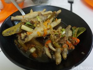 Makan Sop Ceker Pedas Mantap dan Ceker Bakar di Resto Sule