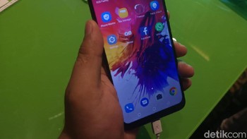 Sedangkan ini Hot 7 Pro. Tampilan poninya biasa karena perangkat ini dibekali dua kamera depan 13MP + 2MP. (Foto: detikINET/Agus Tri Haryanto)