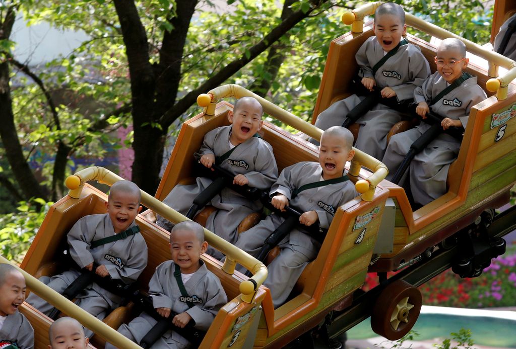 Sejumlah Biksu cilik bermain di taman hiburan Everland di Yongin, Korea Selatan. Yuk lihat keceriaan para Biksu cilik tersebut.