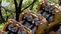 Sejumlah Biksu cilik bermain di taman hiburan Everland di Yongin, Korea Selatan, Kamis (2/5/2019).
