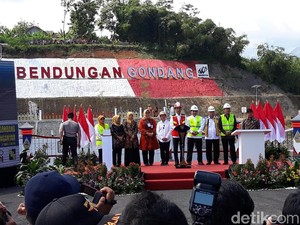Di Depan Jokowi, Bupati Karanganyar Pamer Paslon 01 Raup 80% Suara