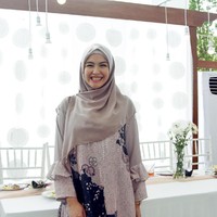 Revalina S. Temat hadir dengan dress berwarna ungu. Ia memakai hijab segi empat dengan gaya yang sederhana. Gaya seperti ini sedang kembali digandrungi para hijabers. Foto: Muhammad Abduh/Wolipop