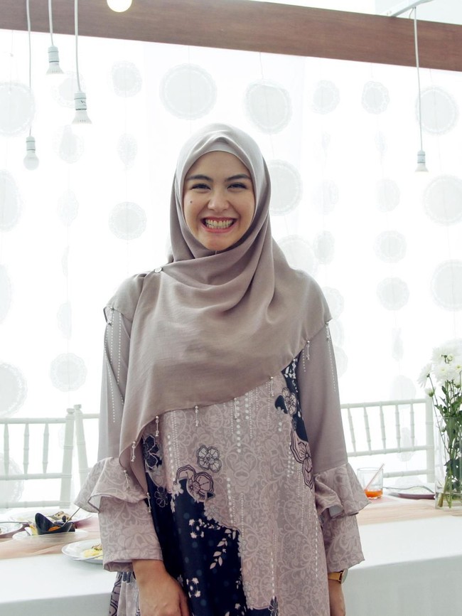 Revalina S. Temat hadir dengan dress berwarna ungu. Ia memakai hijab segi empat dengan gaya yang sederhana. Gaya seperti ini sedang kembali digandrungi para hijabers. Foto: Muhammad Abduh/Wolipop