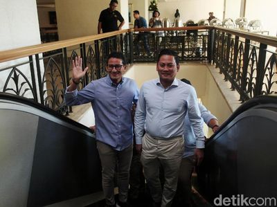 Sandiaga Umbar Senyum Saat Laporkan Dana Kampanye